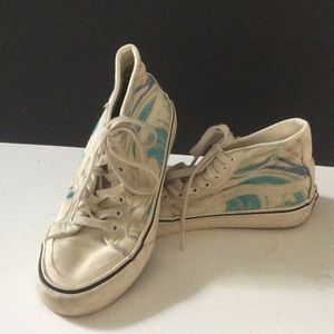 I’m selling van high tops. They’re a mens5.5 and women’s7 the inside is leather